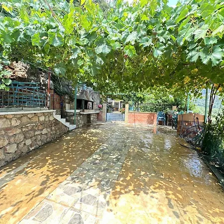 Boungainvillea Guest house Himare