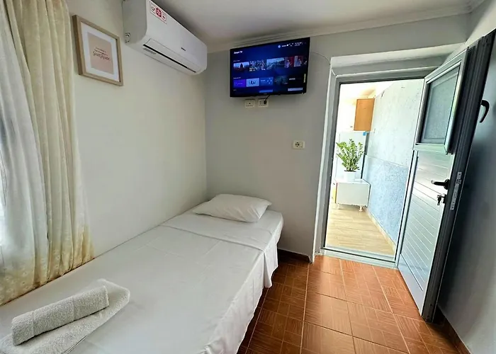 Boungainvillea Guest house Himare