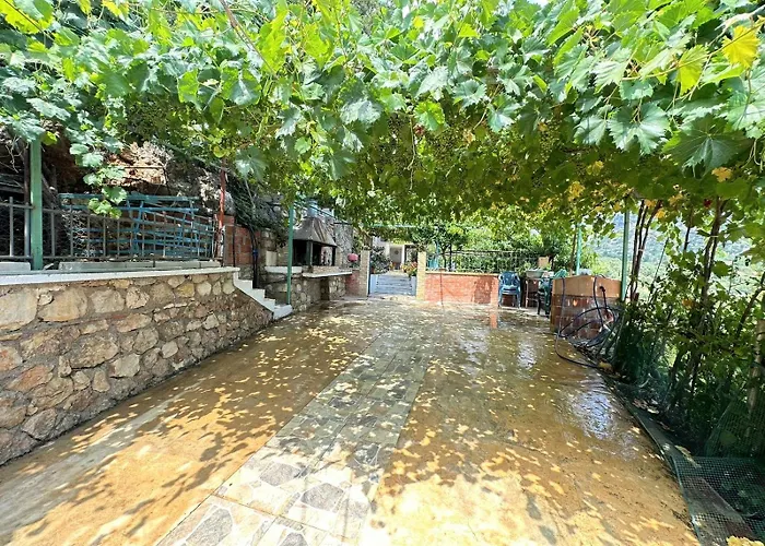 Boungainvillea Guest house Himare